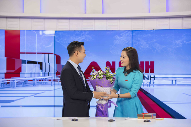 mc the cuong bat ngo khi duoc minh huong tang hoa nhan ngay valentine