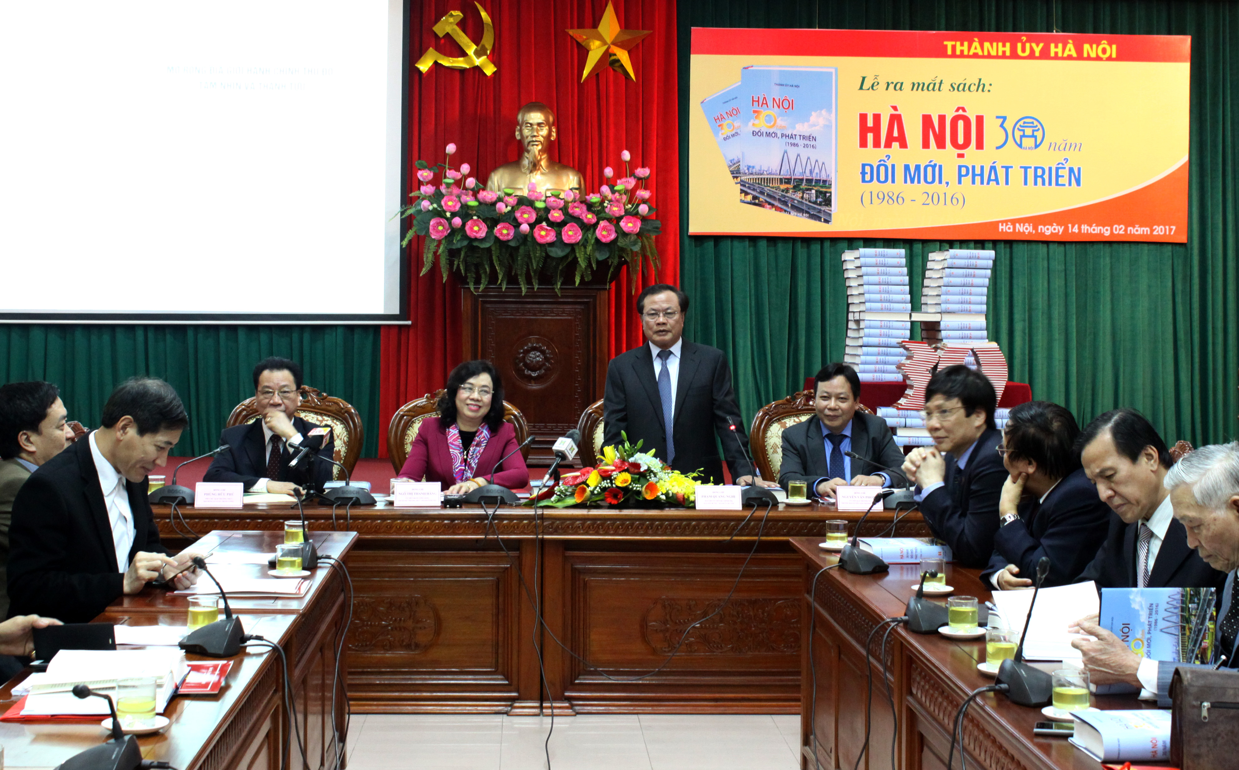ra mat sach ha noi 30 nam doi moi phat trien 1986 2016