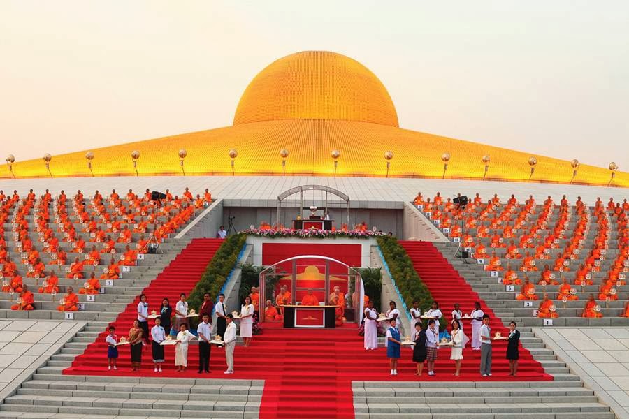 ngoi den phat giao lon nhat thai lan bi phong toa