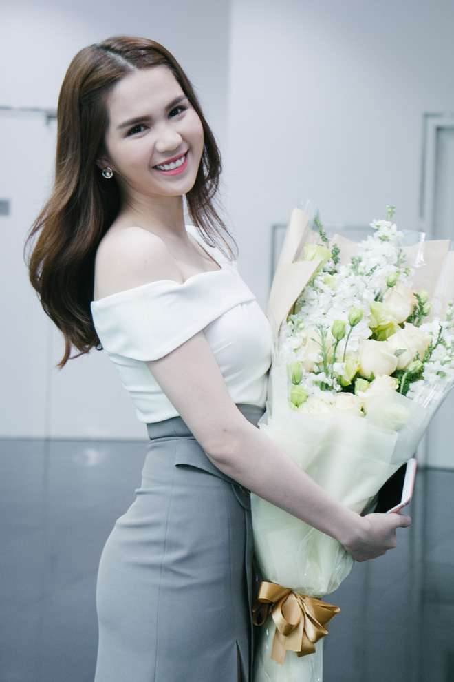 ngoc trinh khoe ve dep goi cam truoc dam dong