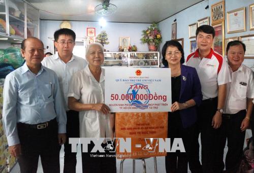 lanh dao dang va nha nuoc chuc tet 2018 nguoi dan vi nh long qua ng nga i tra vinh va la o cai