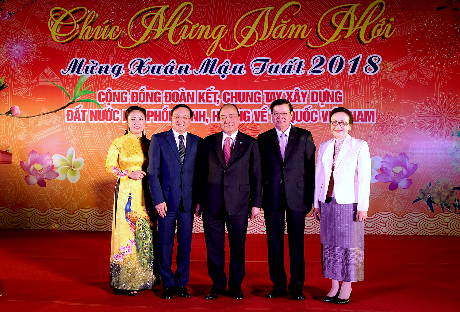 hai thu tuong chuc tet cong dong nguoi viet tai lao