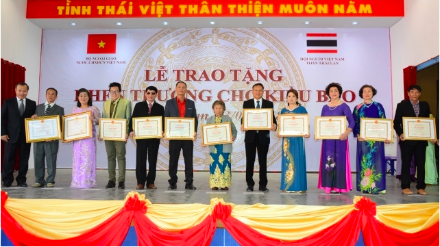 khen thuong gan 700 viet kieu thai lan