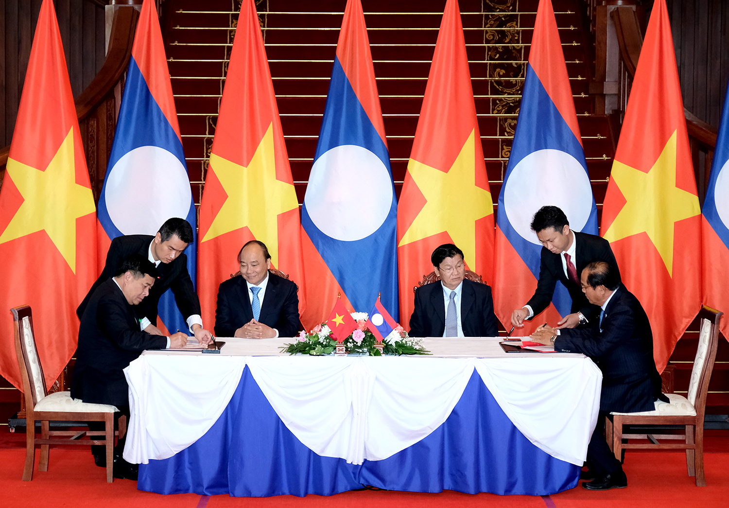 12 van kien hop tac dua quan he viet lao len tam cao moi