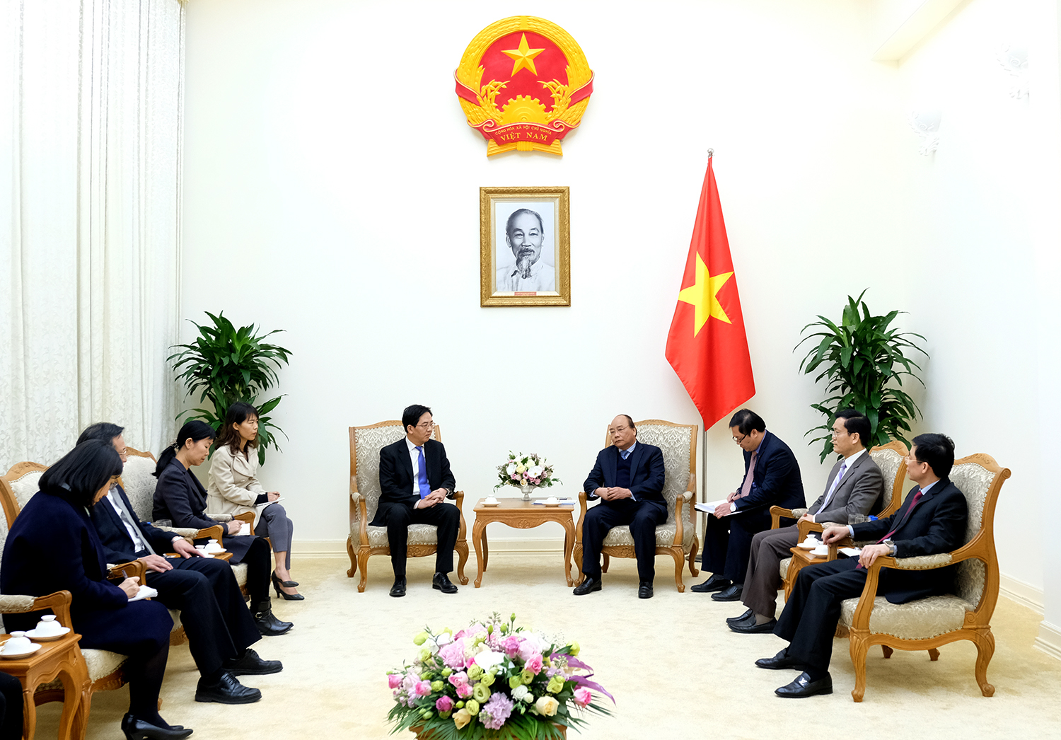 thu tuo ng tie p ca c vi kha ch quo c te trung quo c va ha lan