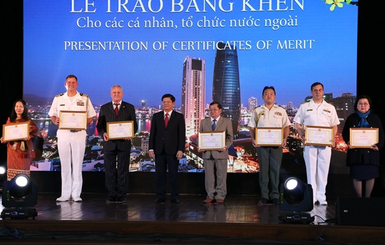 da nang khen thuong 30 to chuc quoc te vi nhung dong gop tich cuc trong nam 2017