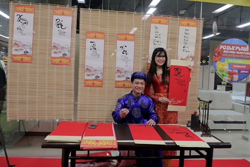 nguoi dan moskva hung thu voi tet viet