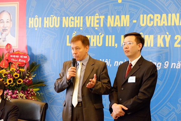 cay huu nghi ucraina va viet nam ngay cang tuoi tot dom hoa ket trai
