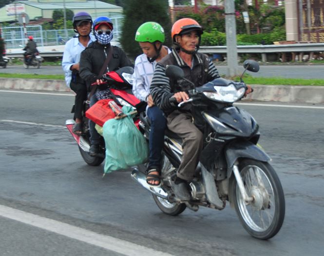 nguoi dan un un tro lai tp ho chi minh lam viec dau nam moi
