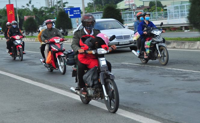 nguoi dan un un tro lai tp ho chi minh lam viec dau nam moi
