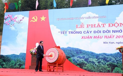 chu tich nuoc phat dong tet trong cay xuan mau tuat tai bac kan