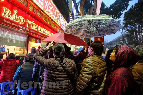dan ha noi doi mua xep hang som mua vang ngay than tai