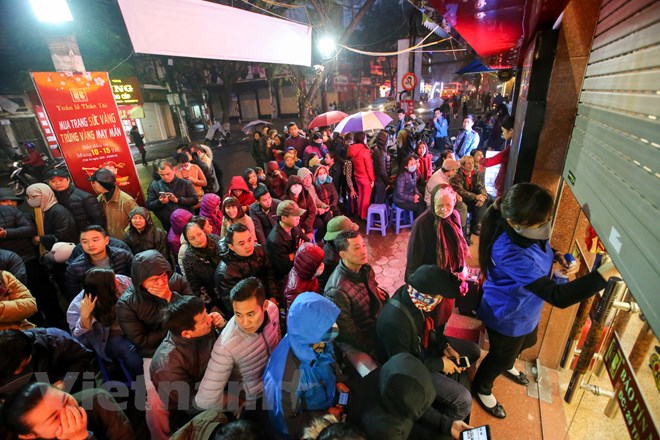 dan ha noi doi mua xep hang som mua vang ngay than tai