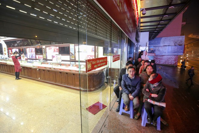 dan ha noi doi mua xep hang som mua vang ngay than tai