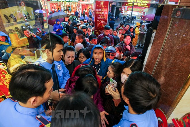dan ha noi doi mua xep hang som mua vang ngay than tai