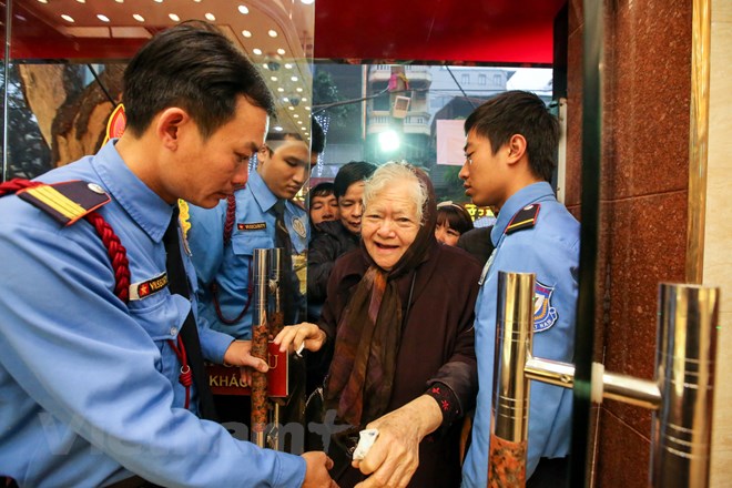 dan ha noi doi mua xep hang som mua vang ngay than tai