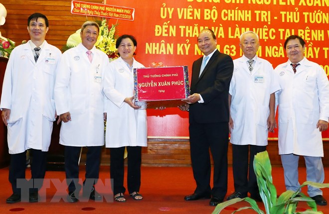 thu tuong mong y bac sy cham soc nguoi benh nhu ruot thit cua minh