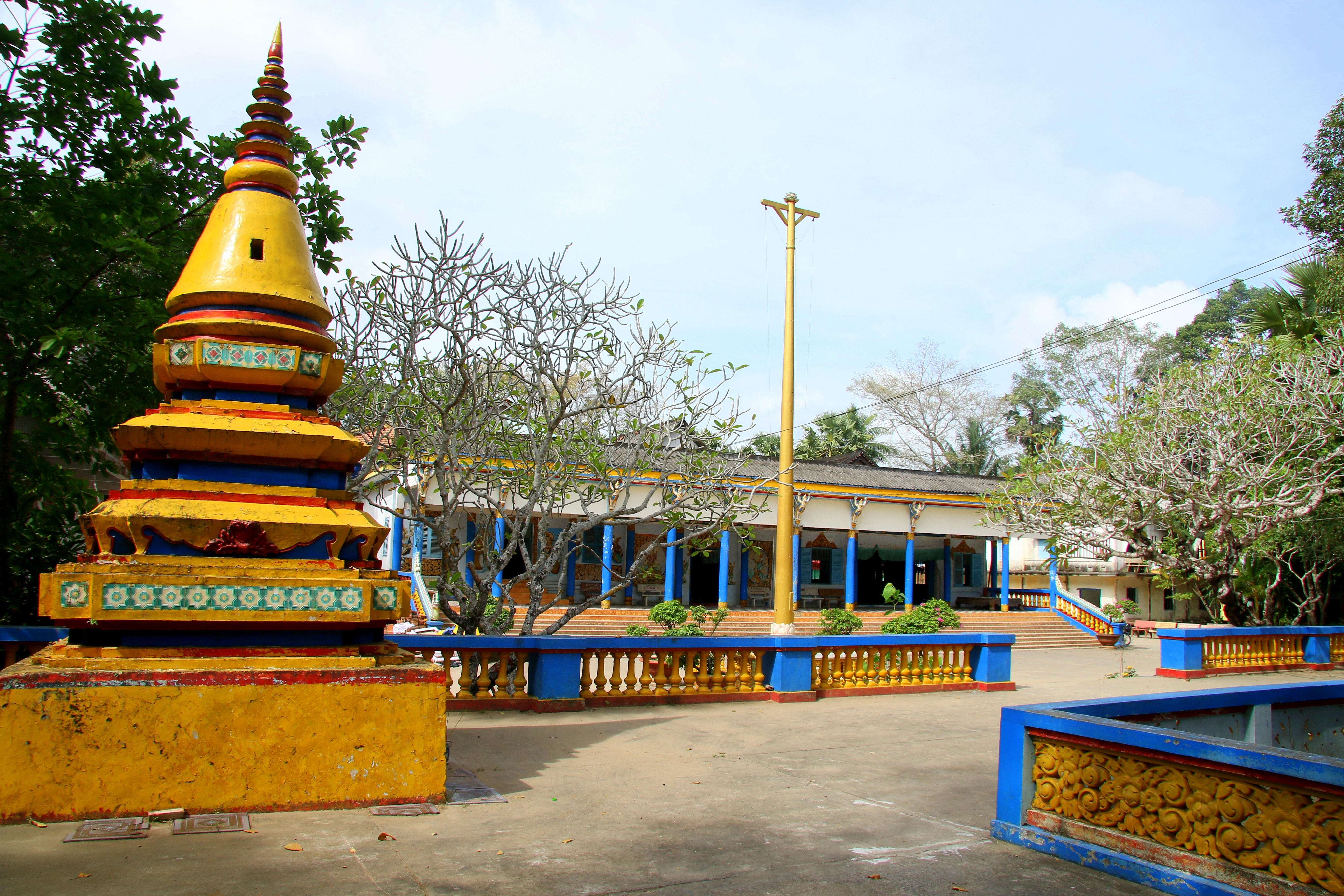 doc dao ngoi chua co tung cuu mang nhung chu heo bi bo roi