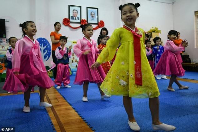 tre mau giao truong viet trieu huu nghi tap hat chao don ong kim jong un