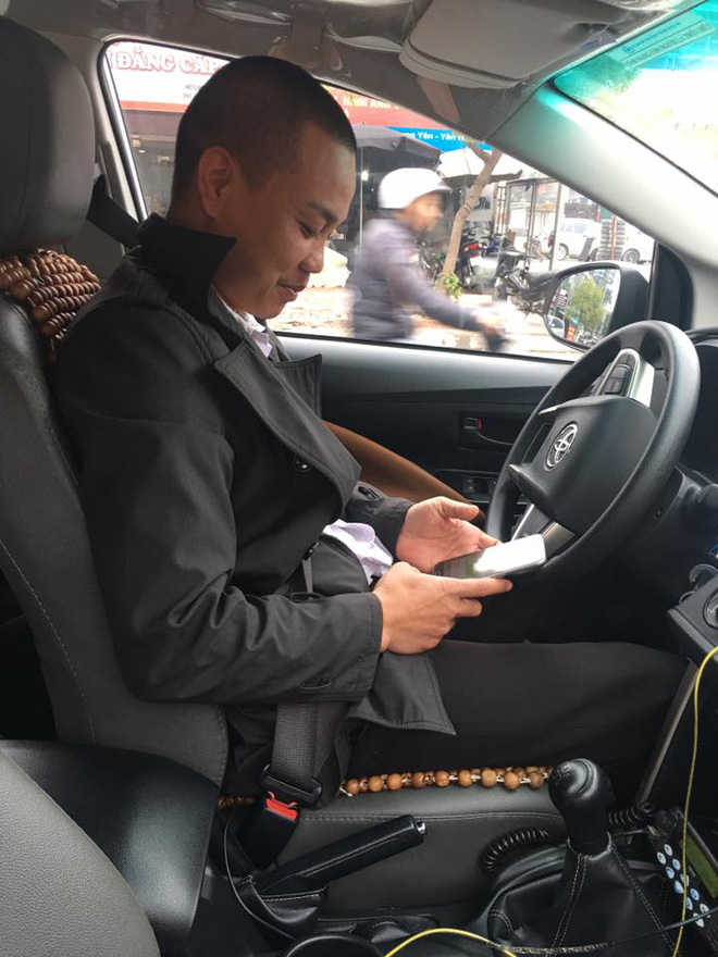 tai xe taxi tra lai iphone cho khach va loi binh xau xi cua dan mang