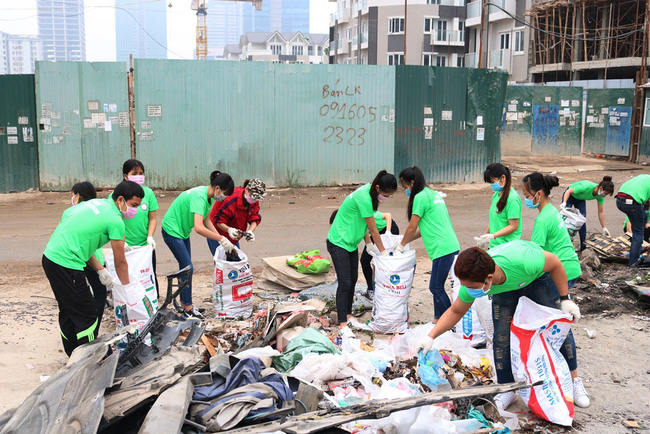 cut mot canh tay chang trai tre van miet mai di thu gom rac thai o ha noi