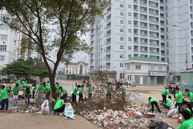 cut mot canh tay chang trai tre van miet mai di thu gom rac thai o ha noi