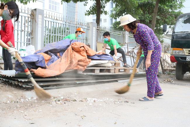 cut mot canh tay chang trai tre van miet mai di thu gom rac thai o ha noi
