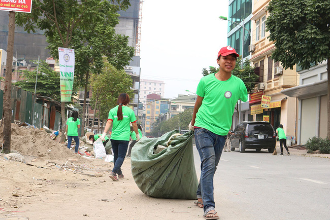cut mot canh tay chang trai tre van miet mai di thu gom rac thai o ha noi