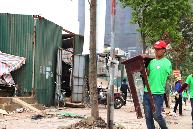 cut mot canh tay chang trai tre van miet mai di thu gom rac thai o ha noi