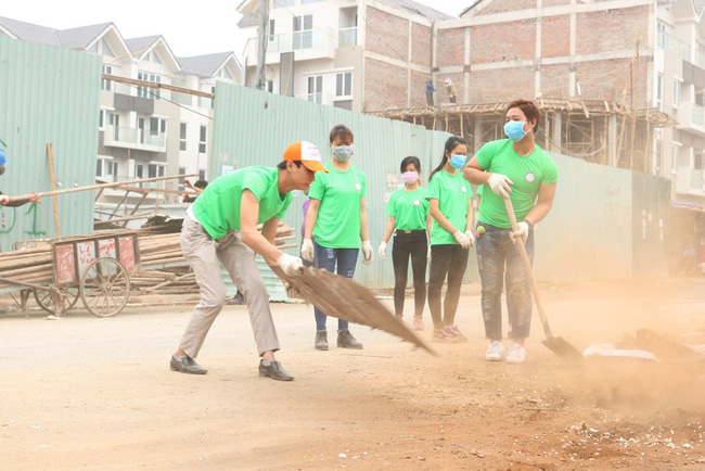 cut mot canh tay chang trai tre van miet mai di thu gom rac thai o ha noi