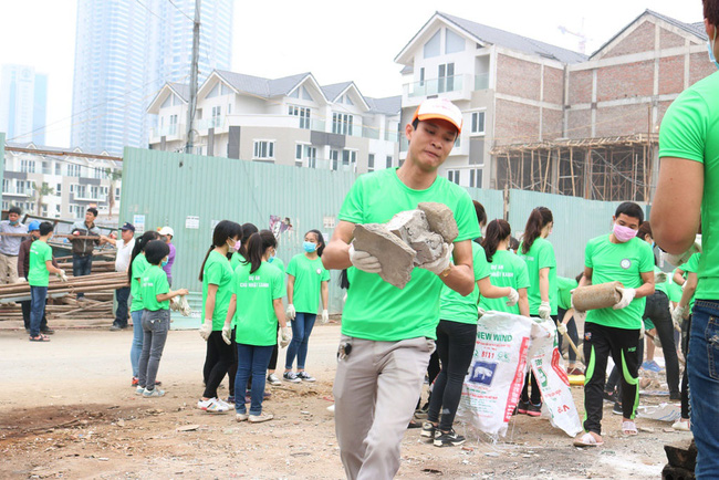 cut mot canh tay chang trai tre van miet mai di thu gom rac thai o ha noi