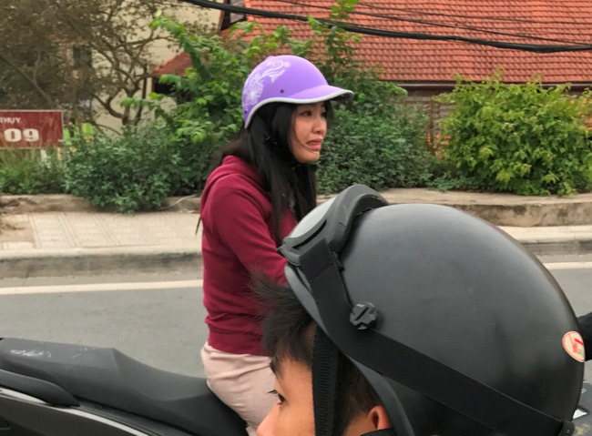ha noi co gai tre di xe sh bat khoc vi bi cuop tui xach