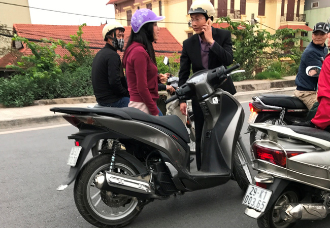 ha noi co gai tre di xe sh bat khoc vi bi cuop tui xach