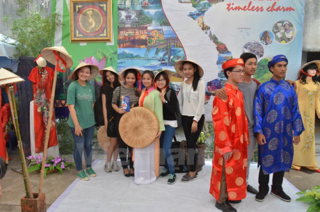 ao dai non la viet nam thu hut tai lien hoan asean 3