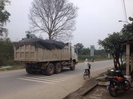 quang binh xe qua tai long hanh tren ql12a