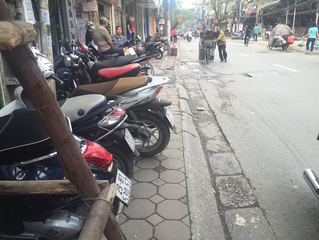 chum anh ke vach phan cach via he danh cho nguoi di bo o ha noi chi con 30cm