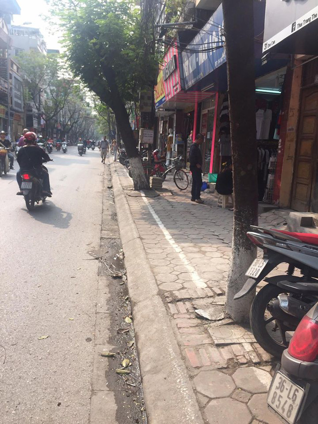 chum anh ke vach phan cach via he danh cho nguoi di bo o ha noi chi con 30cm