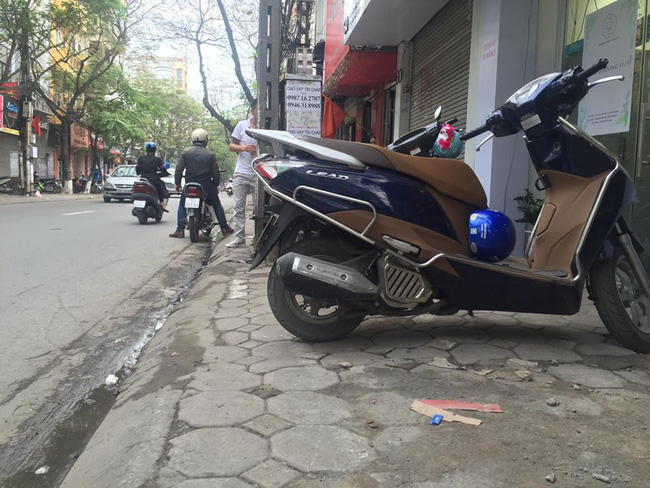 chum anh ke vach phan cach via he danh cho nguoi di bo o ha noi chi con 30cm