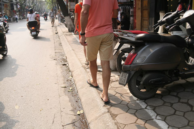 chum anh ke vach phan cach via he danh cho nguoi di bo o ha noi chi con 30cm