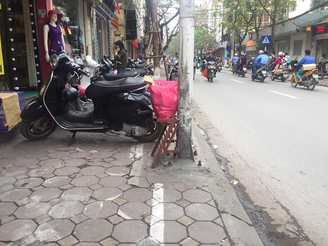 chum anh ke vach phan cach via he danh cho nguoi di bo o ha noi chi con 30cm