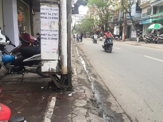 chum anh ke vach phan cach via he danh cho nguoi di bo o ha noi chi con 30cm