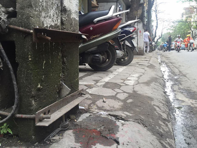 chum anh ke vach phan cach via he danh cho nguoi di bo o ha noi chi con 30cm