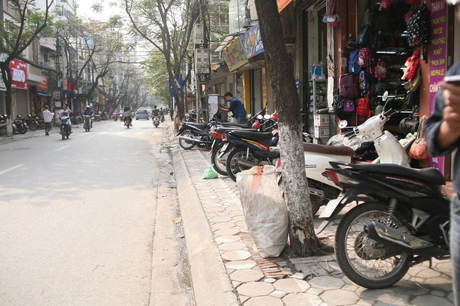 chum anh ke vach phan cach via he danh cho nguoi di bo o ha noi chi con 30cm