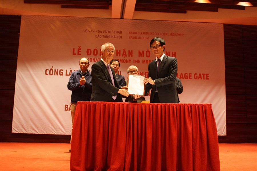 giao su nhat ban trao tang mo hinh cong lang mong phu cho bao tang ha noi