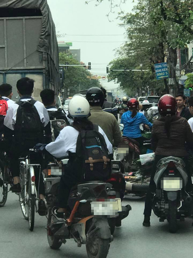 bac ninh xe tai va cham voi xe dap dien 1 hoc sinh bi keo le gan chuc met