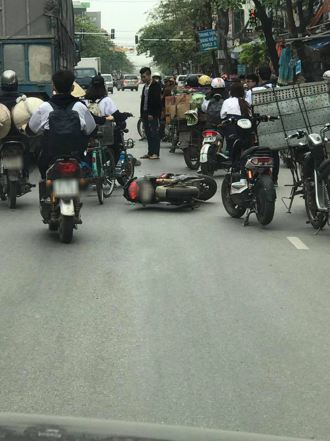 bac ninh xe tai va cham voi xe dap dien 1 hoc sinh bi keo le gan chuc met