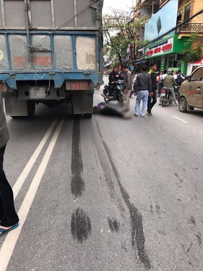 bac ninh xe tai va cham voi xe dap dien 1 hoc sinh bi keo le gan chuc met