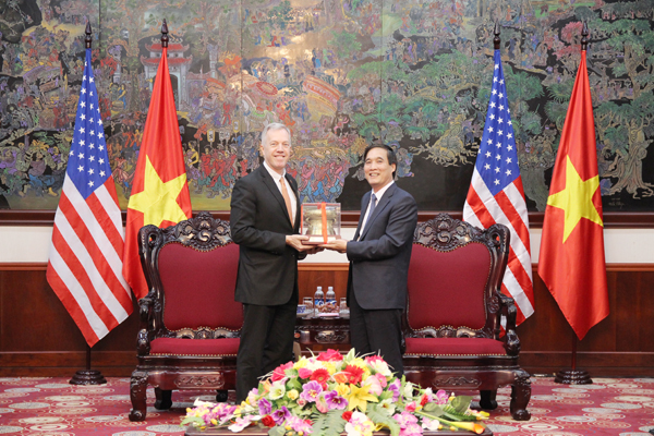 dai su ted osius tham den hung nhan dip gio to hung vuong