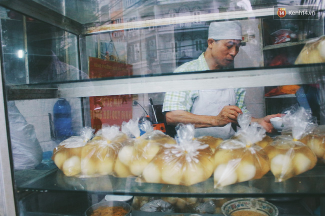 nguoi ha noi day som xep hang cho mua banh troi banh chay don tet han thuc