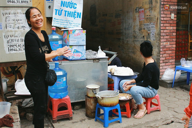 nguoi ha noi day som xep hang cho mua banh troi banh chay don tet han thuc